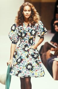 1253272324_Fendi1990WomenRTW42.thumb.jpg.8698feff9bd5392ed91a8b6db3ed15b6.jpg