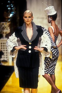 1284866608_ChristianDior1995HauteCouture68.thumb.jpg.70e8e1c736f101186a7356aeb726fe9b.jpg