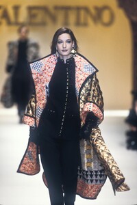 1286362613_Valentino1992WomenRTW157.thumb.jpg.c85dfeecce31ad520b9fe81a7ae283dc.jpg