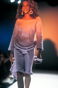 1302537313_ThierryMugler1990WomenRTW81.thumb.jpg.027d8d4b6bd6a9740a04beddc0923b23.jpg