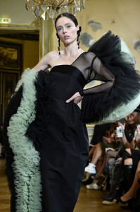 Coco+Rocha+Christian+Siriano+Runway+Paris+sXrENf8DD6Ix.jpg