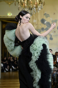 Coco+Rocha+Christian+Siriano+Runway+Paris+cNkZhfSP1g8x.jpg