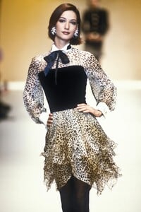 1568439327_Valentino1992WomenRTW34.thumb.jpg.b951664874776732d2b80b012b0c9a64.jpg