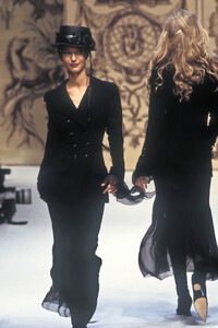 1628096710_Chanel1993HauteCouture62.thumb.jpg.c9866340aeb9a5c208d2b04140a134c4.jpg