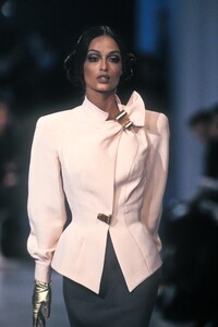 1637837800_ThierryMugler1993WomenRTW34.thumb.jpg.715d1b22899e328842ad7d5a5b3023e6.jpg