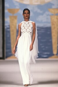 1668694551_Valentino1990HauteCouture105.thumb.jpg.8c80a0513022cebd352825e93ee25c91.jpg