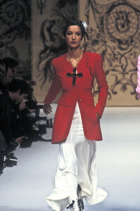 1691300208_Chanel1993HauteCouture31.thumb.jpg.c40bd9ea95cf8dd4d9cad753a8824564.jpg