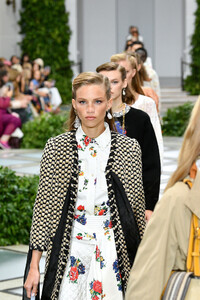 1723127899_ToryBurchNYFWSS20RunwayJlORDifNPa8x.thumb.jpg.a85d0778dde3991038889283db16ae30.jpg