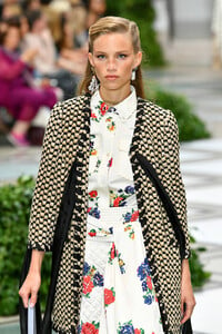 1728293860_ToryBurchNYFWSS20RunwayLLwTXZUCpdkx.thumb.jpg.dd6749ff40f4af3c031d332e0faa5408.jpg