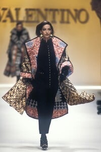 1741597036_Valentino1992WomenRTW155.thumb.jpg.2468babd0c49208c36f6813a349229b7.jpg