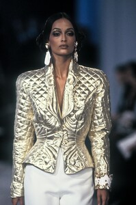 1751903600_ThierryMugler1993WomenRTW101.thumb.jpg.44b977a876dc0023f42fdd596a919378.jpg