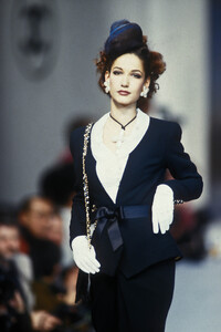 1778202169_Chanel1992HauteCouture124.thumb.jpg.db4d1e1610a008701f6f9201632f5f6a.jpg