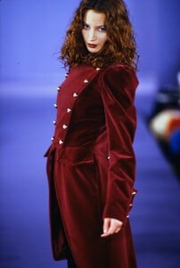 1823503796_anna-sui-fw-1993(7).thumb.jpg.be9071174a0f33862932ca78cf13d7c3.jpg