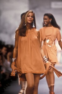 1855419707_KarlLagerfeld1990WomenRTW109.thumb.jpg.9c23cfe5e219d063f3154feaa3c70cd9.jpg