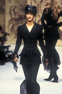 208833814_Chanel1993HauteCouture63.thumb.jpg.e0ab826249ca8278b7a799103cc59bb1.jpg