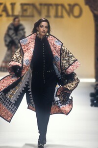 2099108245_Valentino1992WomenRTW156.thumb.jpg.f8872dd5185684a961e286dbd3e90ab4.jpg