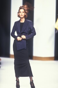 211149208_KarlLagerfeld1992WomenRTW21.thumb.jpg.0ad34888306e6aeff85451c1644d0158.jpg