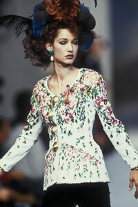 298240224_Chanel1992HauteCouture127.thumb.jpg.69416f29cebbf8663ee78c9a7ff1d4f9.jpg