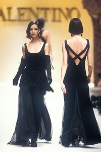 351971533_Valentino1992WomenRTW140.thumb.jpg.929bd4e1d0849455225204f405698ded.jpg