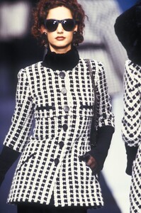 406688393_KarlLagerfeld1992WomenRTW22.thumb.jpg.7e0246846a149cf7a43cf4e0dd3447fb.jpg