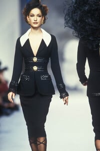 490662344_Chanel1992HauteCouture42.thumb.jpg.bd4c43dd2ff5757ad0dbcf6d75301d22.jpg