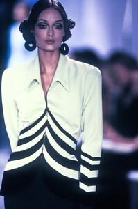 512203683_ThierryMugler1993WomenRTW96.thumb.jpg.5026405a3f7cd9700aecd4a8a900a0d8.jpg