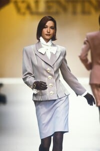 528011763_Valentino1992WomenRTW55.thumb.jpg.a72d6f69d5cbd622b35f07a565a3ad73.jpg