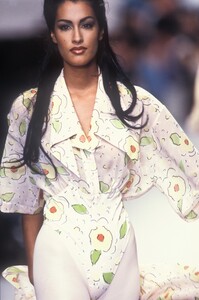 532072931_KarlLagerfeld1992WomenRTW62.thumb.jpg.0bdee5750ca94f6bf56eb442b939a759.jpg