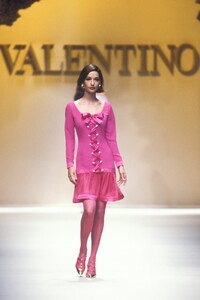 550525359_Valentino1992WomenRTW158.thumb.jpg.fa425c7003a157d3cb06115074da104d.jpg