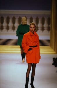 614465810_herve-leger-fw-1995-adriana-karembeu(27).thumb.jpg.8b5c0c9ad01b235df669d61a9291c451.jpg