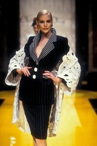 625324276_ChristianDior1995HauteCouture69.thumb.jpg.850c683ad6abb03ed1b10b68b40df743.jpg