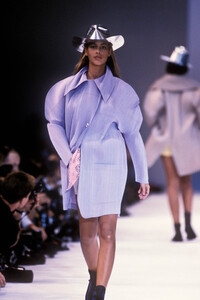 664795594_IsseyMiyake1990WomenRTW52.thumb.jpg.9b92325ce6d8f3bc753167f1ade3a16b.jpg