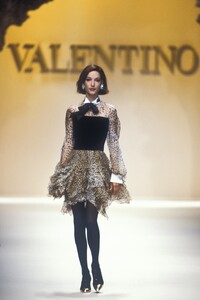 764250122_Valentino1992WomenRTW35.thumb.jpg.688229141608ab27d810194ccab8cc0d.jpg