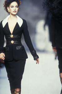 809447597_Chanel1992HauteCouture43.thumb.jpg.dce3401644701e78928a92e3f750c4c2.jpg