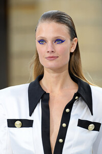 Constance+Jablonski+Le+Defile+L+Oreal+Paris+WDPvdJ_q1lSx.jpg