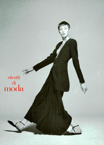 Ritratti_Comte_Vogue_Italia_March_1994_01.thumb.png.80fde88c605bb9dec5d08d23d353d014.png