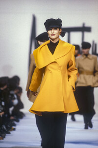 angelo-tarlazzi-fw-1989-2.thumb.jpg.82ae38fd14e9e65051279be34acf3c1e.jpg