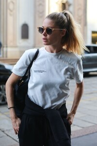 doutzen-kroes-arrives-at-armani-hotel-in-milan-09-21-2019-11.jpg