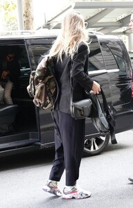 doutzen-kroes-arriving-at-the-armani-hotel-during-milan-fashion-week-3.jpg