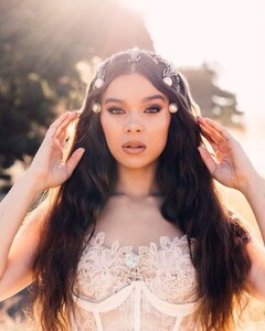 hailee-steinfeld-afterlife-promotional-material-september-2019-more-photos-4.thumb.jpg.1656775841e43b40a8a613d7cf4911c6.jpg