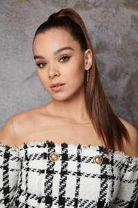 hailee-steinfeld-tribeca-tv-festival-portraits-september-2019-4.thumb.jpg.7a0f6c6293542bc0eebf0908656406ed.jpg