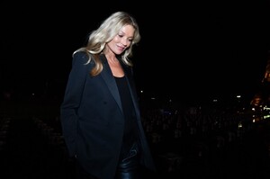 kate-moss-saint-laurent-show-at-paris-fashion-week-09-24-2019-2.jpg