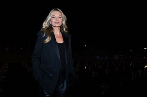 kate-moss-saint-laurent-show-at-paris-fashion-week-09-24-2019-3.jpg