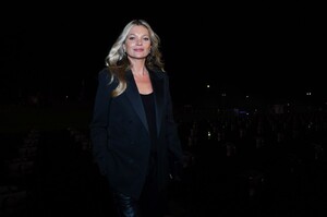 kate-moss-saint-laurent-show-at-paris-fashion-week-09-24-2019-5.jpg