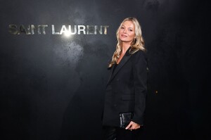 kate-moss-saint-laurent-show-at-paris-fashion-week-09-24-2019-7.jpg