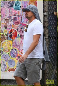 leonardo-dicaprio-spends-the-day-checking-out-street-art-nyc-03.jpg