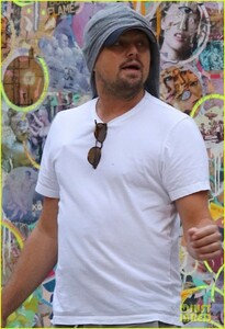 leonardo-dicaprio-spends-the-day-checking-out-street-art-nyc-04.jpg