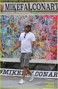 leonardo-dicaprio-spends-the-day-checking-out-street-art-nyc-06.jpg