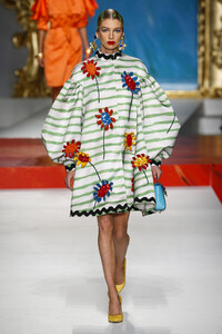 moschino-rtw-spring-2020-milan-ar-011.thumb.jpg.db9463c9a609b92fbe99f7367e4e4891.jpg