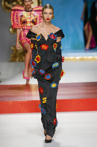 moschino-rtw-spring-2020-milan-ar-038.thumb.jpg.1b0a50ebe750994f3c3636ea088aaade.jpg